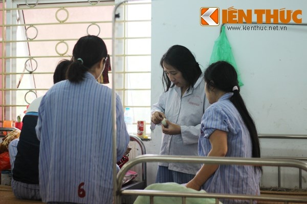  Anh xuc dong ve phut tinh tao cua benh nhan tam than-Hinh-6 Những khi tỉnh táo, các nữ bệnh nhân rất quan tâm, thương mến nhau. Họ chia cho nhau từng quả trứng gà, trứng vịt...