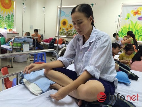 Chị Hà gom những sợi tóc đang trút xuống sau đợt truyền hóa chất vừa qua.