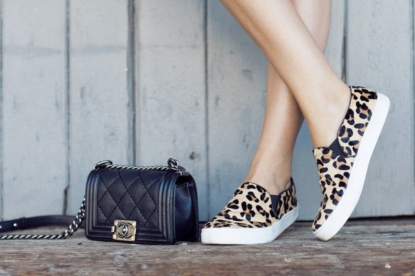 Tre trung xuong pho voi giay slip-on hinh anh