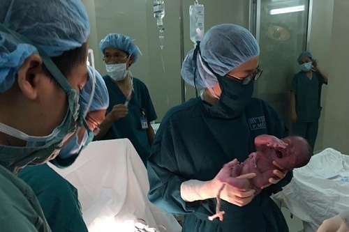 Be trai mo tim ngay sau khi chao doi hinh anh