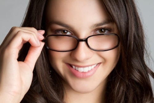 Mat can den muc do nao thi nen mo can thi? hinh anh