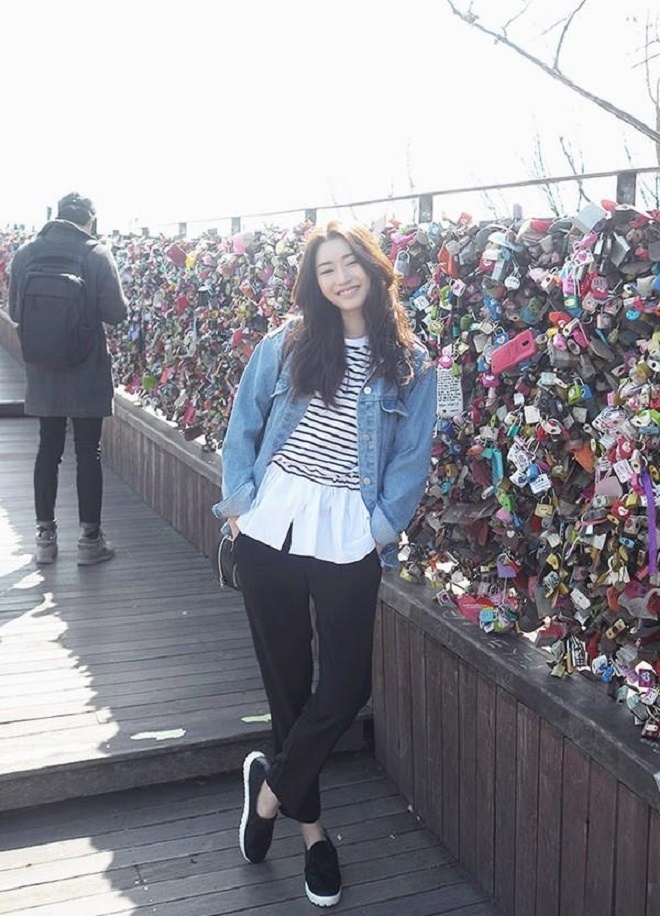 Nếu như shorts đại diện cho phong cách tươi trẻ năng động thì chiếc quần vải ống lửng (hay còn gọi là quần Capri) lại được nhớ đến bởi phong thái thanh lịch và cổ điển. Vài năm trở lại đây chúng còn trở thành xu hướng được nhiều ngôi sao cũng như những tín đồ thới trang trên thế giới yêu thích. Loại quần này thường dài trên mắt cá chân, số đo chuẩn nhất là bằng ba phần tư chiều dài đôi chân. Cho dù là loại quần ống lửng cổ điển với dáng quần hơi phồng và ôm dần xuống dưới hay dáng suông thẳng, tinh tế và hiện đại; thì kiểu quần này cũng rất thích hợp để diện cùng giày slip-on. Ngoài những nét thanh lịch vốn gắn liền,  kiểu quần này còn có điểm chung với slip-on ở sự thoải mái cũng như tính năng động trong cách phối đồ mà nó mang lại.