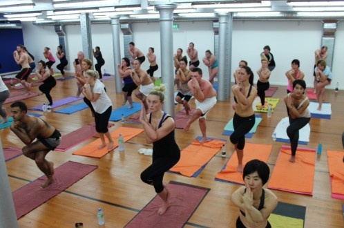 Các lớp học Bikram yoga ngày càng đông học viên. Ảnh: collettewalsh.com
