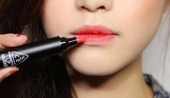 1. Tán một lớp mỏng kem che khuyết điểm lên môi trước khi đánh son để giữ son lâu phai.