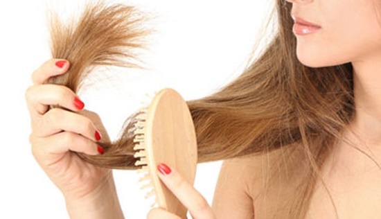 5. Xịt vài giọt nước hoa lên lược trước khi chải đầu cho cơ thể luôn tỏa hương.
