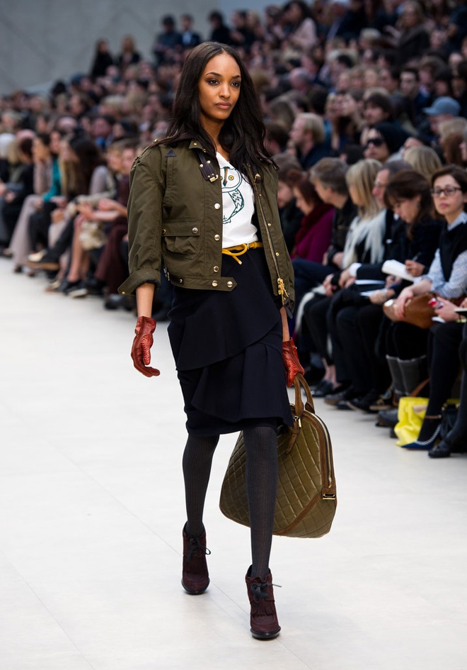 Để sải bước uyển chuyển và quyến rũ nhất trên sàn catwalk, Jourdan Dunn  phải tập luyện hàng ngày trên những đôi giày cao chót vót.