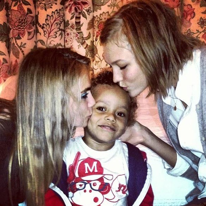 Bạn bè thân thiết như Cara Delevingne, Karlie Kloss… trở thành 1 trong những chỗ dựa vững chắc để Jordan Dunn tiếp tục vượt qua khó khăn và đạt thành công rực rỡ như ngày hôm nay. Những cô bạn siêu mẫu này cũng là mẹ đỡ đầu của bé Riley.