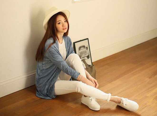 1. Xắn gấu quần. Nếu đang sở hữu những chiếc quần kaki hoặc quần tây ống đứng, chất liệu vải cứng, bạn có thể F5 chúng chỉ với 1 bước đơn giản. Đó là xắn gấu lên thay vì để nguyên như bình thường.