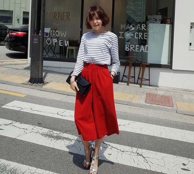 Với phần ống rộng đến ngang bắp chân, may bằng chất liệu mềm mại, quần culottes không khác gì chiếc váy midi độc đáo giúp bạn vừa sang trọng vừa rất cá tính trong công sở.