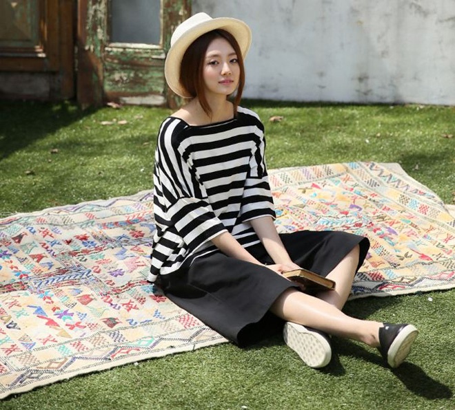 Vào những ngày nắng nóng, một chiếc mũ fedora hợp mốt, hay nón cói mùa hè là lựa chọn rất đáng tham khảo. Nhờ đó phong cách công sở của bạn sẽ thêm mới lạ và cuốn hút. 