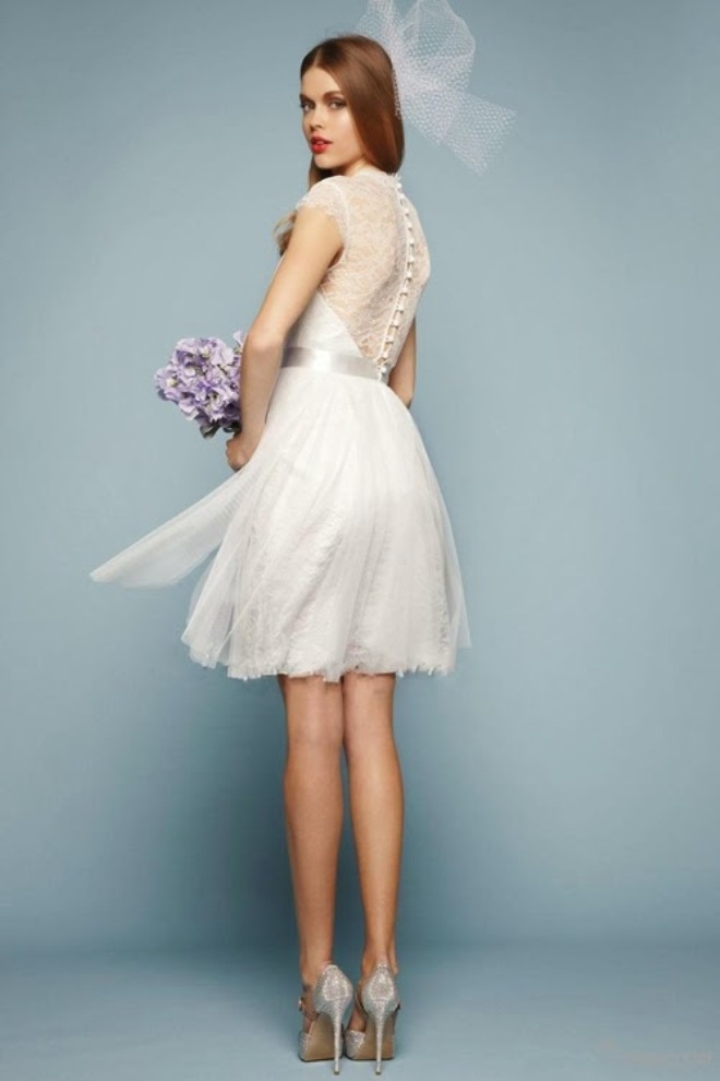 Với chất liệu ren trắng được thiết kế cách điệu và tinh tế, chiếc váy cưới này đem đến cho cô dâu một hình ảnh nhẹ nhàng, ngọt ngào.