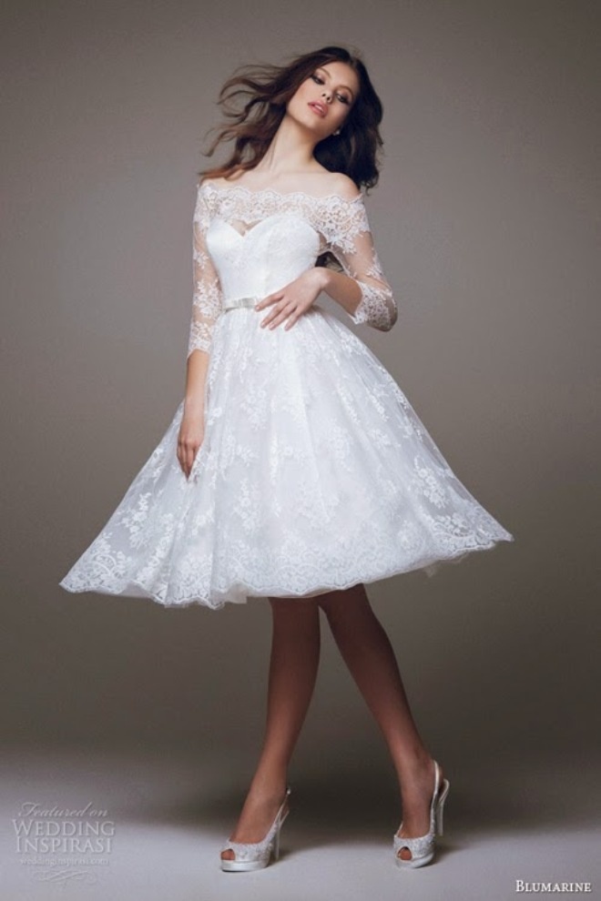 Chất liệu ren và màu trắng chưa bao giờ là lỗi mốt với những chiếc váy cưới ngắn và lần này cũng vậy. Một chiếc váy cưới không cầu kì, kiểu cách nhưng vẫn rất đẹp và nổi bật.