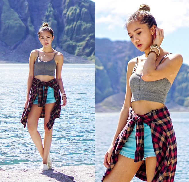 3. Crop – top, shorts và áo sơ mi. Trang phục đi biển rất thường gặp là shorts và áo crop - top sẽ thật mới lạ với một chiếc áo sơ mi kẻ sọc buộc hờ quanh hông.