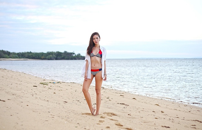 4. Bikini và áo sơ mi trắng. Khoác hờ một chiếc áo sơ mi trắng bên ngoài bikini sẽ giúp bạn kín đáo mà lại cực kỳ gợi cảm.