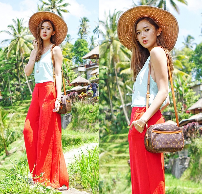 6. Áo sát cánh, quần maxi và mũ rộng vành. Cũng như váy maxi, quần maxi rất thích hợp để bạn tung tăng trên bãi biển. Nhớ che chắn thêm cho mình bằng một chiếc mũ rộng vành giữa nắng nóng mùa hè.