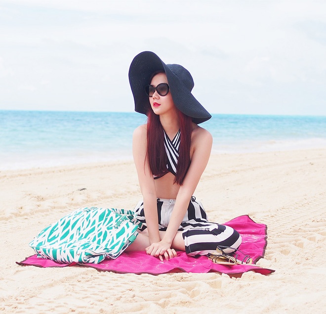 Một set đồ dạo biển nguyên cây sọc đen trắng cực phong cách của Camillie Co. Đẳng cấp mix, match là lý do giúp fashionista nổi tiếng nhất nhì Phillipines hút một lượng fan khủng, đến 116 nghìn fan trên LookBook và 299 nghìn người hâm mộ trên Instagram.