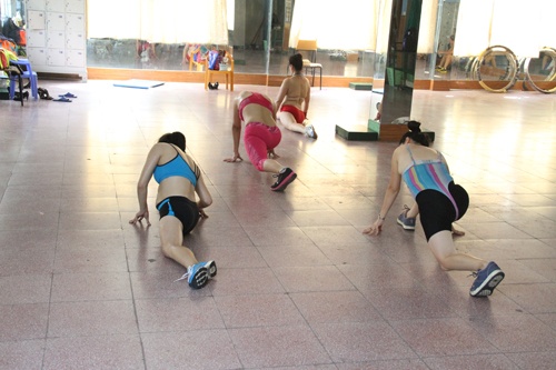 Tap the duc theo nhom vua met vua kho giam can hinh anh