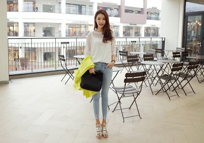 2. Jeans rách phần gấu quần. Thay cho kiểu jeans rách trên 2 phần ống quần, jeans rách phần gấu quần sẽ giúp bạn tươi trẻ mà vẫn rất lịch sự và duyên dáng.