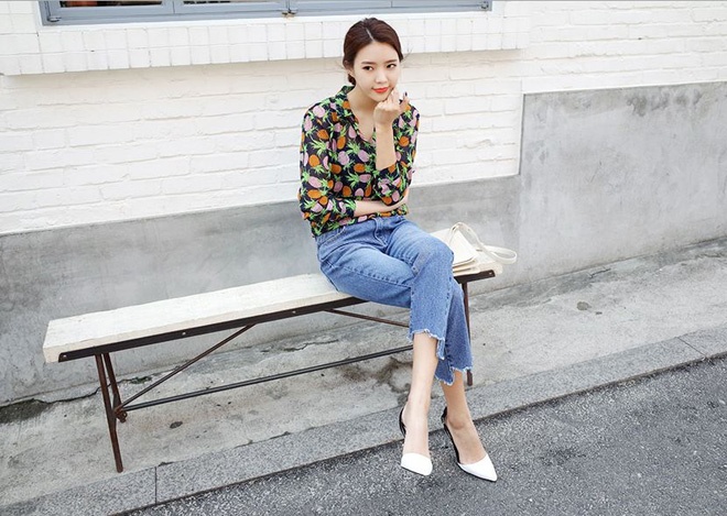Phối cùng áo sơ mi tay dài đơn sắc hoặc họa tiết floral, bạn có ngay 1 kiểu trang phục công sở thật mới lạ đón hè sang.