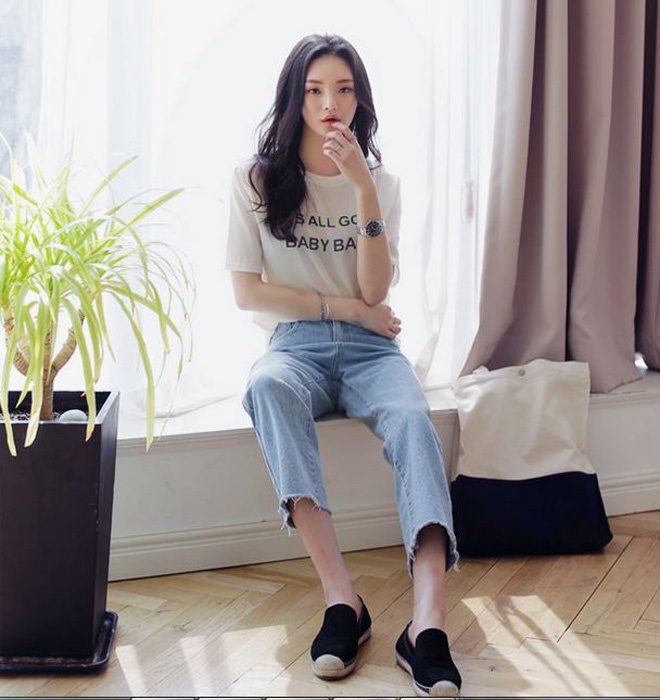 Jeans rách gấu kết hợp áo pull và giày slip-on tạo thành 1 tổng thể trang phục thành sành điệu cho những ngày tung tăng cùng bạn bè xuống phố.