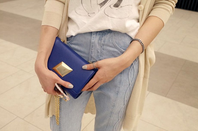 3. Jeans trang trí 3D. Xu hướng 3D đang chứng tỏ sức sống mãnh liệt dù đã qua rất nhiều mùa mốt. Hè năm nay, các kiểu trang trí 3D tiếp tục tràn ngập street style bằng cách in dấu lên những chiếc quần jeans thông dụng hàng ngày.