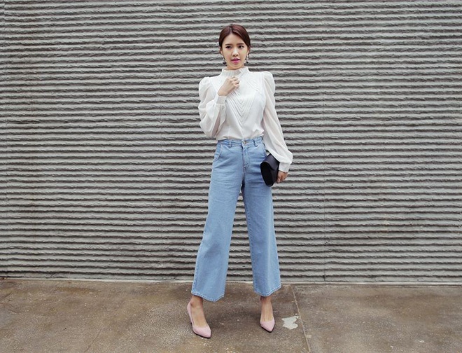 Cách kết hợp culottes phổ biến nhất là mix cùng áo sơ mi, áo thun phom rộng, kiểu dáng đơn giản, năng động.