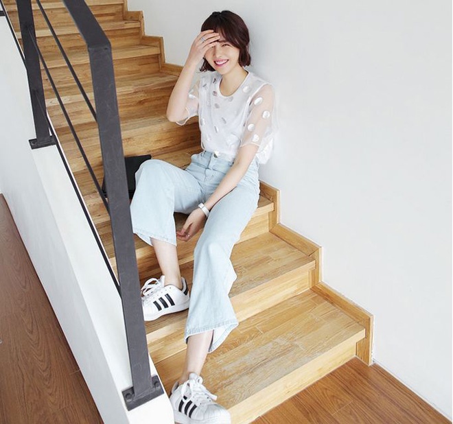 Đẳng cấp hơn, mix chiếc áo kiểu cách lạ mắt cùng jeasn culottes và giày thể thao sẽ giúp nâng tầm phong cách street style cho người mặc.