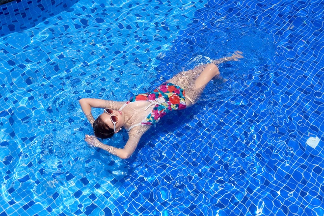 Nếu sở hữu thân hình “màn hình phẳng” như Gillian Uang, blogger thời trang nổi tiếng của Phillipines, bạn nên sưu tầm các kiểu bikini 2 mảnh với màu sắc thật rực rỡ, họa tiết to bản.