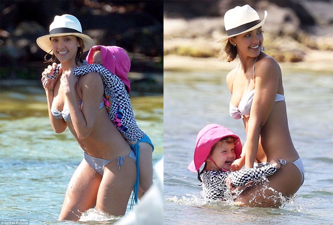 Dù đã là mẹ của 2 nàng công chúa xinh xắn, nhưng Jessica Alba luôn là 1 trong những ngôi sao hút ống kính truyền thông nhất khi xuống phố lẫn ra biển. 