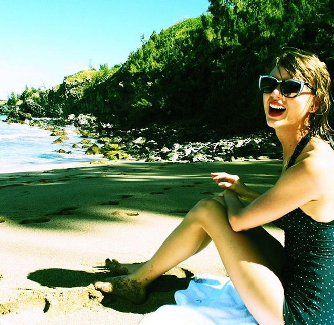 Taylor Swift tiếp tục khoe vẻ đẹp ngọt ngào với phong cách áo tắm 1 mảnh “kín bưng” quen thuộc.