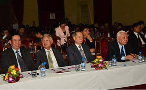 PGS.TS Phạm Duy Hiển (đầu tiên bên trái) tại một hội thảo y học. 