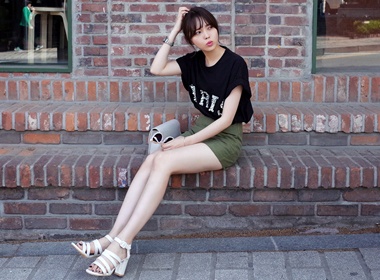 Chieu an gian tuoi voi loat ao thun in chu hinh anh