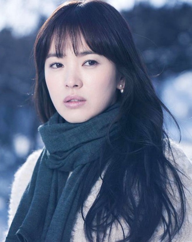 Không cần quá cầu kì, các nàng trán cao chỉ cần để mái buông xõa tự nhiên miễn sao phù hợp với khuôn mặt sẽ giúp các nàng thêm dễ thương và quyến rũ.