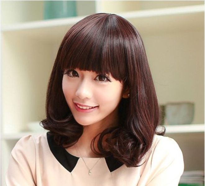 Kiểu mái bằng dễ thương kết hợp cùng những kiểu tóc khác nhau như gợn sóng gợi cảm, tóc ốp hay xoăn nhẹ phần đuôi nữ tính đều là những lựa chọn giúp các nàng xua tan nỗi lo trán bướng. Các nàng sẽ thấy mình thêm dịu dàng, điệu đà, dễ thương và trẻ trung đến bất ngờ. Với kiểu tóc mái này cho dù bạn để tóc dài đến lưng, hay tóc ngắn đến ngang vai cũng rất dễ thương đấy nhé