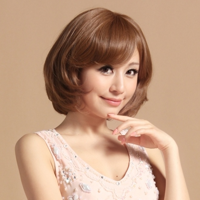 Tóc mái tỉa tầng hay mái xéo uốn xoăn phần đuôi được coi là kiểu tóc đẹp và phù hợp những nàng có vầng trán cao. Phần tóc gợn sóng mềm mại buông lơi từ tai trở xuống giúp khuôn mặt trở nên yểu điệu và quyến rũ. Tuy hơi cầu kì một chút nhưng tóc mái  sẽ giúp các nàng thêm tự tin và cá tính không còn lo ngại với những vầng trán dô bướng bỉnh. Tuy nhiên, các nàng cũng cần lưu ý đến độ dài của tóc mái, không nên để dài quá, cùng lắm chỉ nên để dài đến ngang mép mi trên thôi để tránh cảm giác khuôn mặt bạn bị kéo dài thêm.