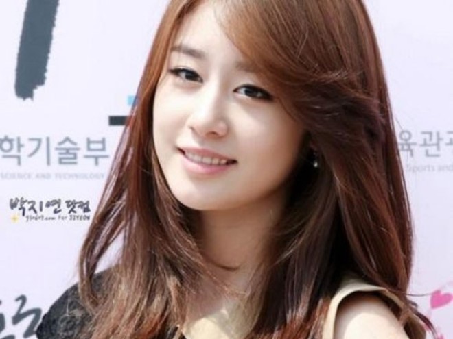 Đây là kiểu tóc mái cho trán dô dễ kết hợp với nhiều phong cách make up và phong cách thời trang mùa đông. Các nàng có thể rẽ mái sang trái, sang phải hay kết hợp với kiểu tóc xoăn bồng bềnh hoặc kiểu tóc dài thẳng mượt để tạo nên những phong cách phù hợp với chính mình. Tóc mái xéo là một trong những kiểu mái đẹp đơn giản nhưng lại được đông đảo phải đẹp lựa nhất bởi nó gần như phù hợp với mọi hình dáng khuôn mặt và đặc biệt là dành cho những nàng có vầng trán dô, cao.   