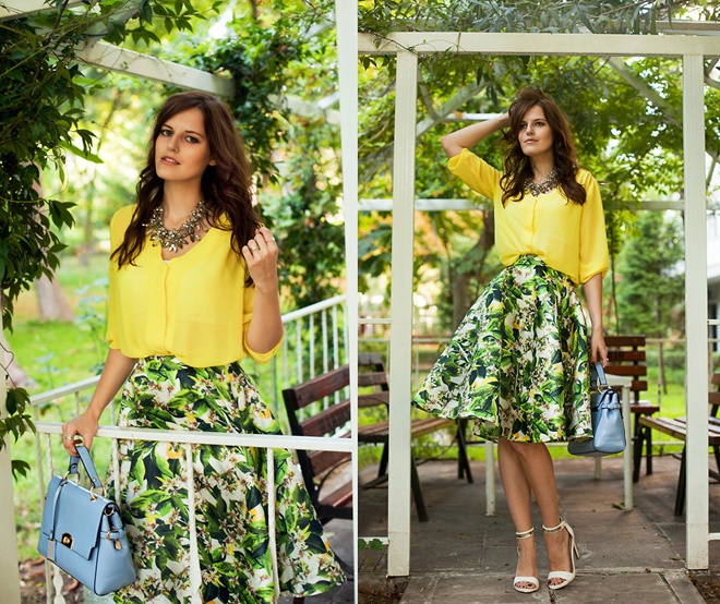  Váy midi họa tiết hoa cũng tràn ngập các set đồ công sở mùa hè của cô nàng bot blogger.