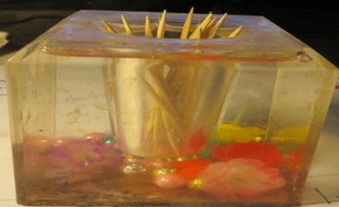 Lọ tăm chứa nhiều chất độc. 