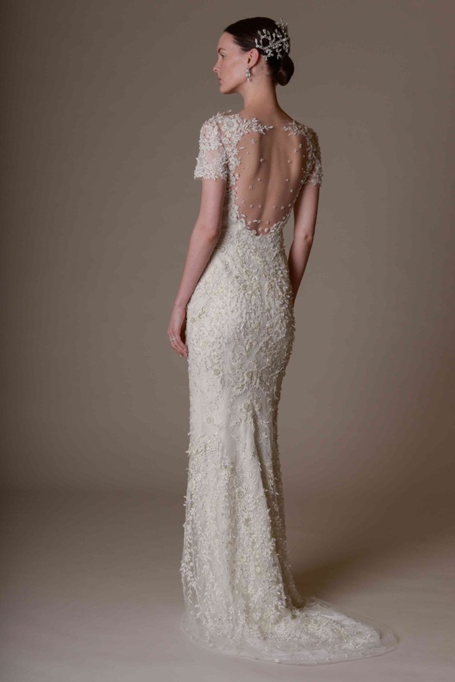 Các thiết kế dạng này thường kèm chi tiết trang trí 3D sắc sảo, giúp cô dâu không phải “chịu trận” trong nắng nóng mà vẫn gợi cảm và sành điệu.