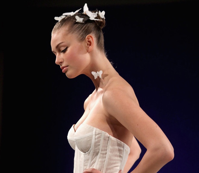 Để các kiểu tóc bới gọn thêm lộng lẫy, bạn nên chọn hoa cài tóc thật nổi bật. Xu hướng hoa cài hình cánh bướm trong năm nay là lựa chọn đáng giá cho những cô dâu mùa hè thêm cuốn hút.