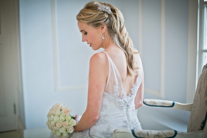 Tóc buộc đuôi gà cũng mang lại vẻ đẹp thoáng mát, hiện đại cho nàng dâu năng động.