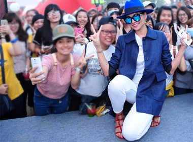 Khao gia doi sandals hang hieu khien Thanh Hang me man hinh anh