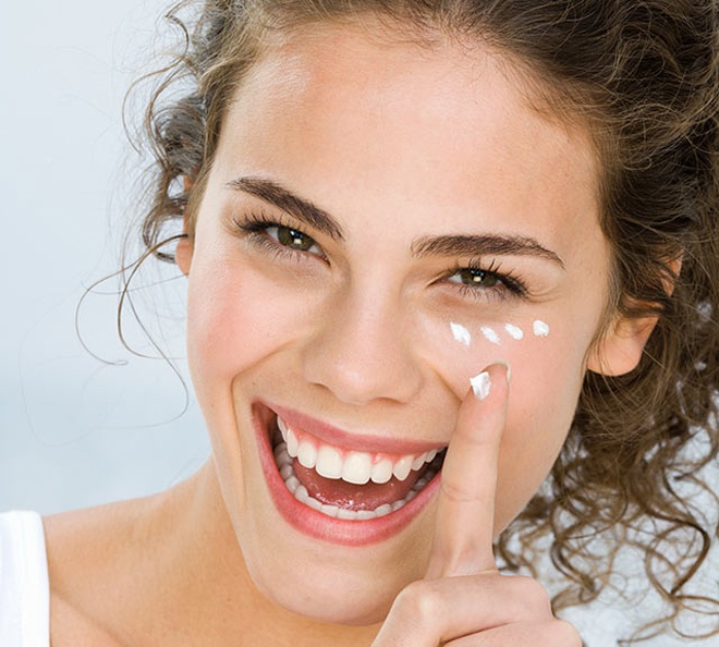 1. Kem hoặc gel dưỡng vùng mắt.  Đôi mắt sưng húp vào buổi sáng sẽ nhanh chóng biến mất, mang lại vẻ ngoài tươi sáng cho khuôn mặt nếu bạn thoa kem hay gel dưỡng mắt để lạnh. Nguyên nhân là do lạnh làm mạch máu dưới vùng da mắt co lại, từ đó giúp giảm sưng tấy. 