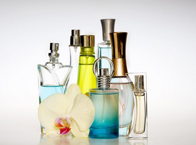5. Nước hoa. Cũng như sơn móng tay, thành phần hóa học của nước hoa sẽ bị biến đổi khi tiếp xúc với ánh sáng và nhiệt độ cao. Kết quả là mùi hương sẽ khác so với mùi gốc. Vì vậy, đây cũng là loại mỹ phẩm mà bạn cần bảo quản trong môi trường nhiệt độ thấp vừa phải như tủ lạnh.