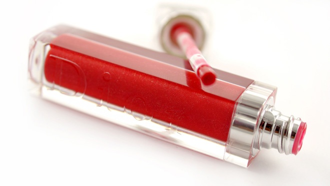 7. Son bóng. Trong khi son môi bình thường không phải bảo quản lạnh, thì son bóng lại rất cần lưu giữ với nhiệt độ thấp. Nguyên nhân là do trong nhiệt độ cao, các hóa chất của son bóng sẽ bị phá vỡ và phân hủy theo thời gian, ảnh hưởng đến độ bóng lẫn màu sắc ban đầu của son.