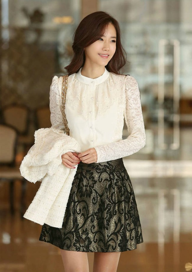 1. Sơ mi ren   Ren quả là bậc thầy trong việc đem lại sự nữ tính cho mọi cô gái. Bất cứ trang phục nào, chỉ cần thêm chút ren vào cũng đủ tạo nên sự duyên dáng và khác biệt.   Sơ mi ren cũng vậy. Khác với suy nghĩ của nhiều người rằng áo ren thì dễ hở hang và không lịch sự. Ngược lại, sơ mi ren dành cho nữ công sở hiện nay vô cùng kín đáo bởi chúng thường được may thêm lớp vải lót cẩn thận hoặc những lớp ren xếp chồng lên nhau, khiến cho người đối diện nhìn tưởng hở mà không hở.