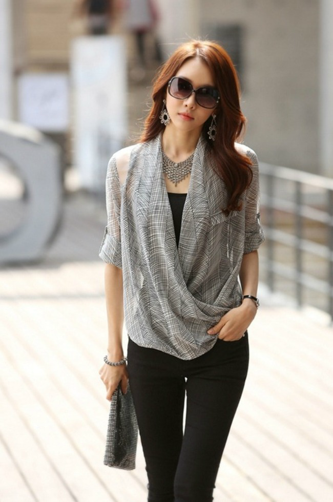 2. Sơ mi trong suốt   Sơ mi trong suốt vẫn được coi là thách thức với phái đẹp công sở bởi chỉ một chút sơ hở là khiến bạn thành hớ hênh, kém đẹp. Song không vì vậy mà nữ công sở hờ hững với kiểu áo này.   Nhiều nữ công sở tinh tế trong ăn mặc vẫn tự tin chọn sơ mi vải mỏng, trong suốt đi làm bằng cách chọn nội y khéo léo, khiến cho bản thân vừa trở nên mềm mại mà không làm mất đi nét thanh lịch cơ bản của thời trang công sở.