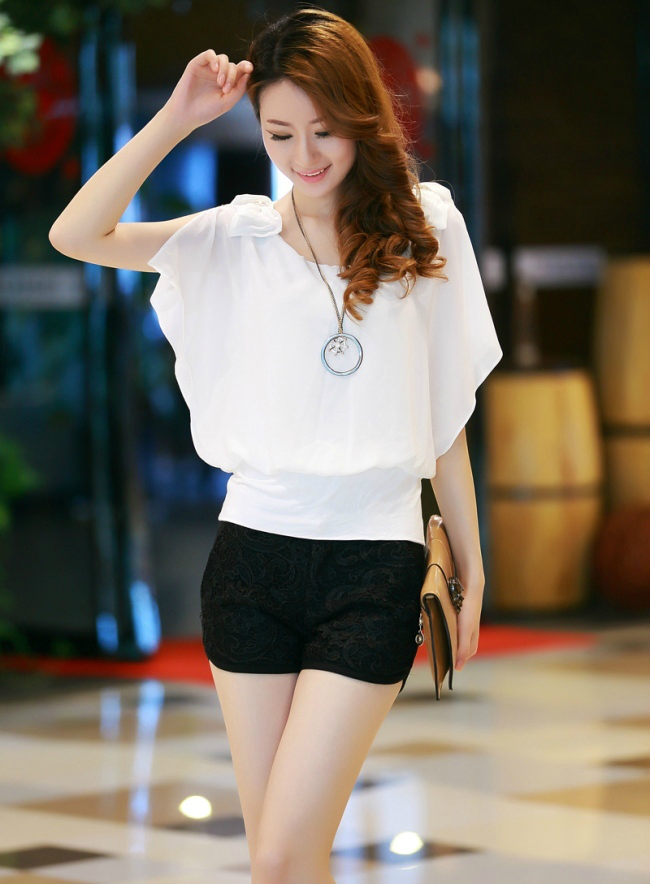 3. Sơ mi cánh tiên   Áo cánh tiên lúc nào cũng hấp dẫn phái đẹp. Nó trông không quá cầu kỳ nhưng lại là điểm cộng cho sơ mi công sở vốn đơn giản.   Phần tay áo mềm rủ khiến cho nữ công sở càng thêm yêu sơ mi cánh tiên. Chúng còn giúp che được khuyết điểm không như ý ở phần vai, cánh tay nên đây là lựa chọn tối ưu cho nhiều bạn gái chưa hài lòng về phần cơ thể phía trên của mình.