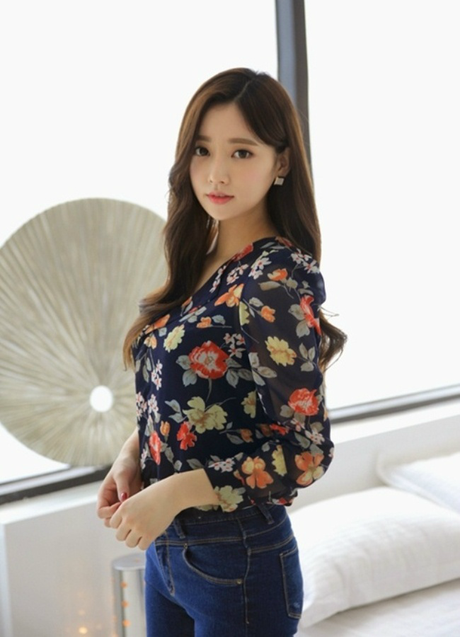 4. Sơ mi in hoa   Nhắc tới những kiểu sơ mi nữ tính cho nữ công sở, thật khó lòng bỏ qua sơ mi in hoa vẫn chiếm một thị phần lớn trong thị trường thời trang công sở. Dù ở mùa nào, năm nào, ao so mi nu hoa vẫn được phái đẹp chào đón mà không cần lý do.   Sơ mi hoa đem lại sự nền nã, rạng ngời cho tất cả những ai yêu thích nó và chưa bao giờ làm khó mọi người như sơ mi ren hay áo trong suốt. Cho nên dù có nhắc tới hay không, đây vẫn là kiểu áo chiếm thế độc tôn trong tủ đồ của mọi nữ công sở hiện đại.