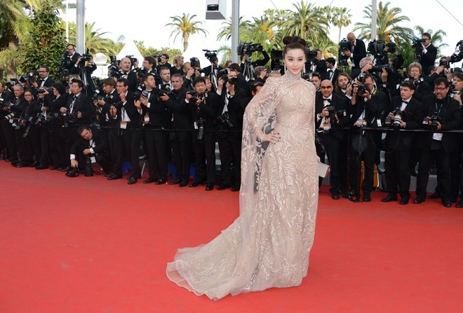 Ngoài ra, tận dụng áo choàng hoặc cap coat cũng giúp cho mỹ nhân 8X tạo nên vẻ đẹp đẳng cấp, quyền lực và sang chảnh. 